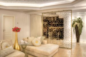 Interior contemporan cu accente coloniale